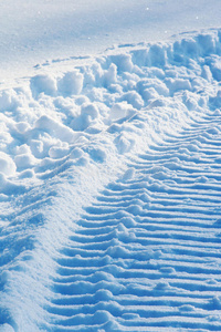 雪地上的雪地机动车道图片