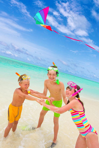 孩子们在海里放风筝图片