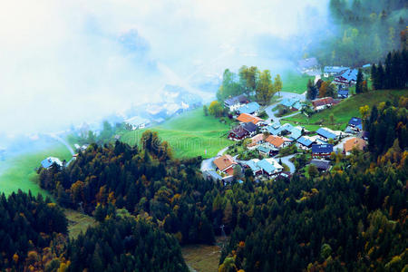 清晨雾中出现的村庄