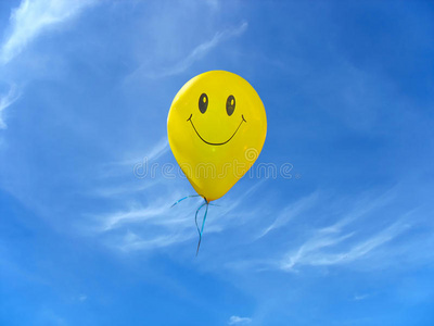 天上的云微笑黄色气球在多云的蓝天上照片