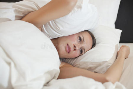 女人 睡觉 打鼾 醒着 醒来 唤醒 面对 早晨 枕头 卧室