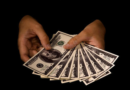 女人的手拿着一包钱照片