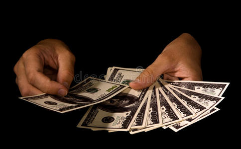 女人的手拿着一包钱照片