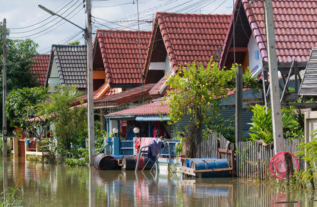 泰国村庄道路被淹图片