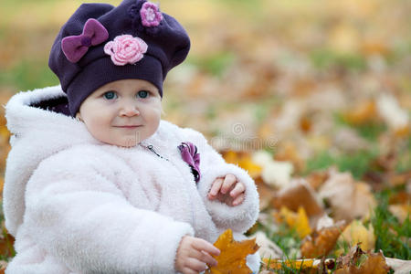 一个小女孩的秋天画像
