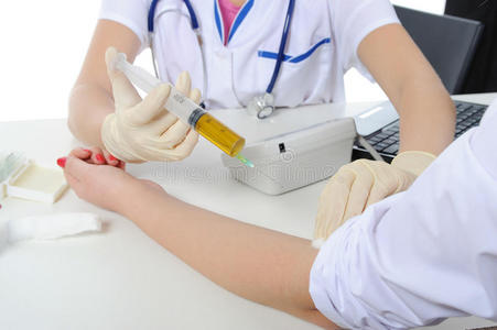 护士白丝袜打针图片-护士白丝袜打针素材-护士白丝袜打针插画-摄图新