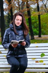 女人在公园看书
