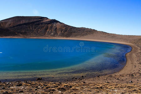 蓝色火山湖图片