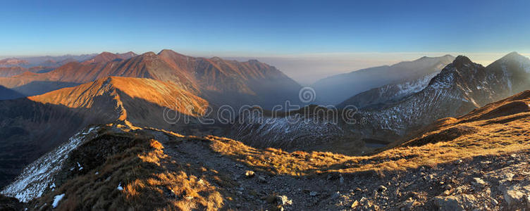 西塔拉斯伏洛维奇峰的山景