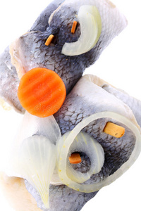 青鱼卷和蔬菜隔离在白色图片