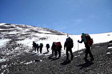 高加索山脉登山的登山者