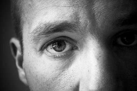 黑白相间的人的眼睛照片