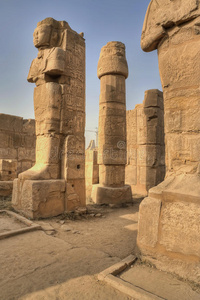 卡纳克神庙的雕塑和柱子