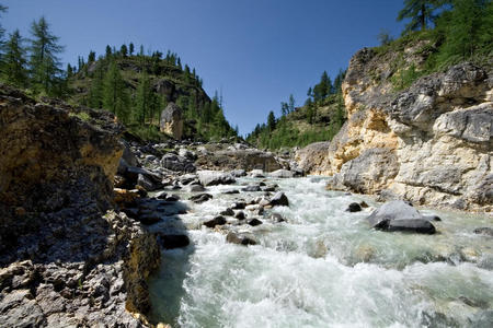 风景.stream山的西伯利亚河，俄罗斯。