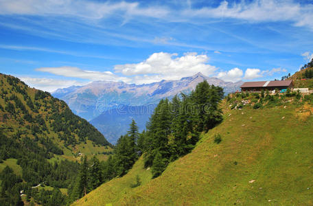 意大利北部阿尔卑斯山的景色。
