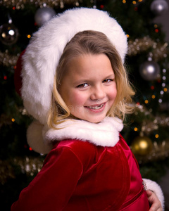 戴圣诞帽的可爱小女孩