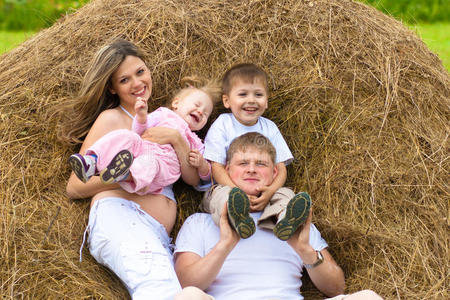 夏天幸福的一家人躺在干草堆上