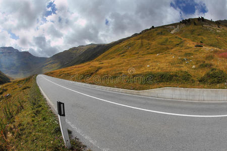 山谷。蜿蜒的道路