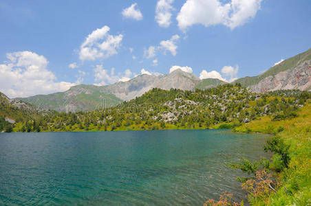 沙里湖和山脉