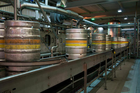 工厂生产线上的木桶自动化生产线, 工厂输送机与工人和机器人臂等距