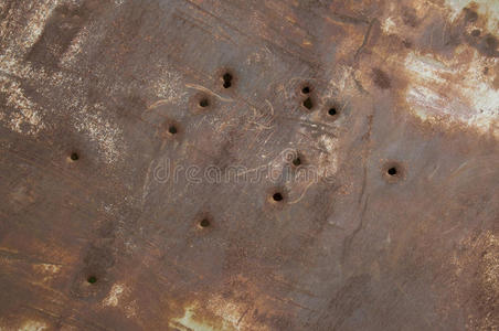 带弹孔的生锈面板照片