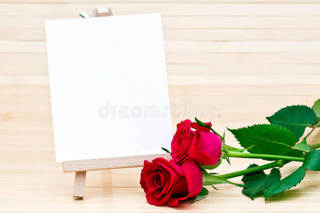 红玫瑰和空白标志图片
