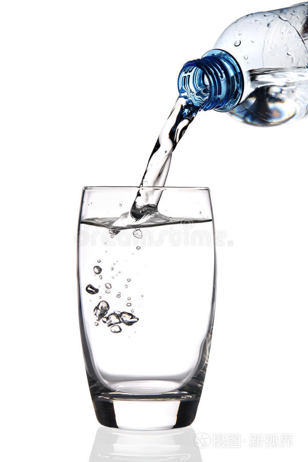 下载小样发票合同问题/举报水倒进玻璃里,往鸡尾酒里倒水水杯倒入一个