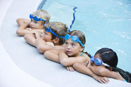 孩子们在游泳池边休息