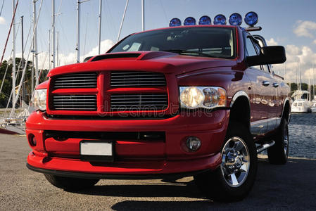 港口4x4红色皮卡照片