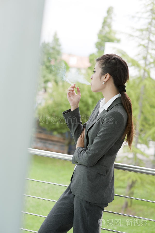 女烟民在外面