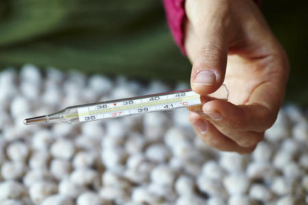 用温度计测体温照片
