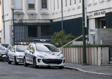 两辆法国警车停在街上照片