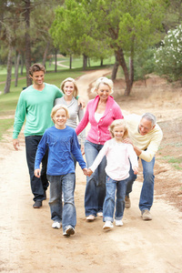 三代人在公园散步图片