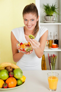 美女买水果图片