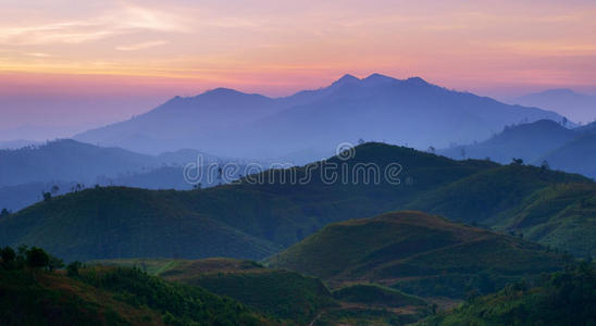 泰国坎查纳布里山上的日出