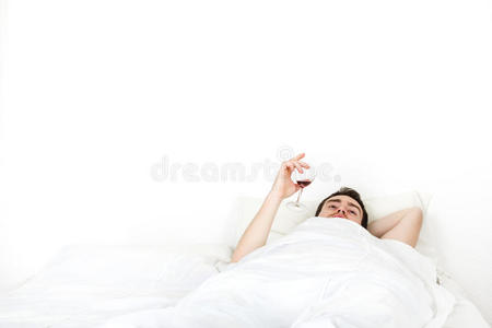 独自躺在床上的年轻人