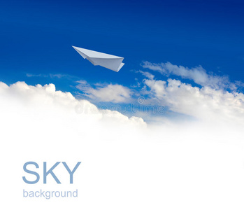 空中的纸飞机照片