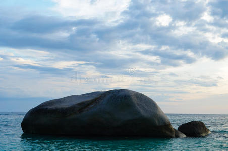 大海的岩石图片