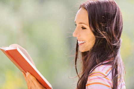 可爱的年轻女子看书