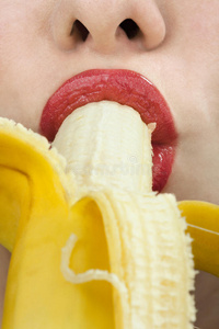 吃香蕉的年轻女子