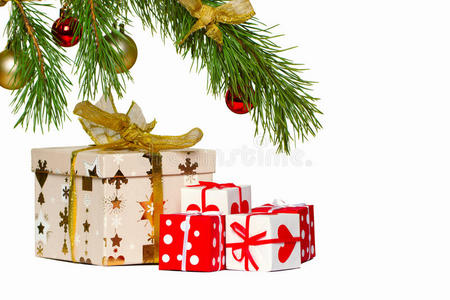 圣诞毛皮树下有礼物的盒子