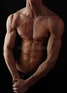 肌肉发达的男性躯干，黑色背景。