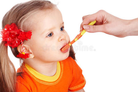 孩子刷牙。