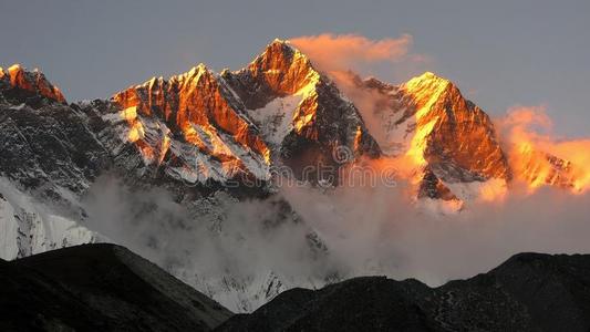 喜马拉雅山金色雪山日落