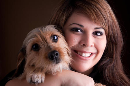 女人和她的宠物狗图片