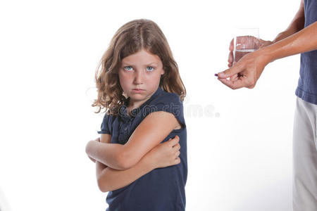 女孩拒绝吃药照片
