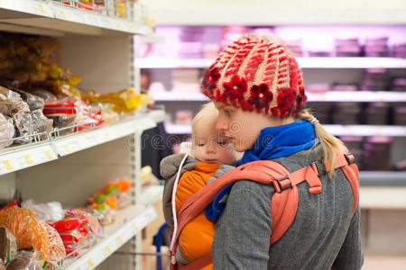 妈妈和女孩在超市购物