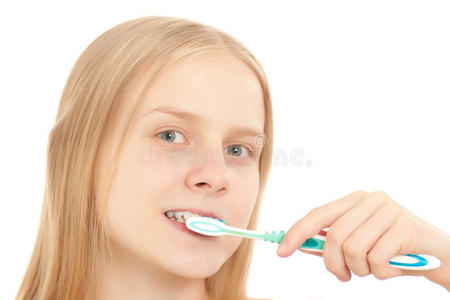 年轻女子刷牙