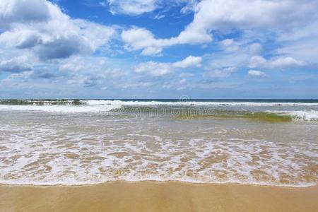 海沙浪，蓝天