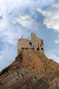 高耸悬崖上的巴利邦城堡废墟